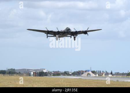 Southend-on-Sea Essex, Großbritannien. 21. August 2022. Die Avro Lancaster PA474 hebt vom Flughafen Southend in Essex in Richtung Eastbourne Airshow ab. Das Flugzeug wurde im Mai 1945 Ende WW2 in Europa gebaut, nahm also nie an den Feindseligkeiten Teil und wird nun als Teil des Gedenkfluges der Schlacht von Großbritannien in der RAF Coningsby in Lincoln eingesetzt. Quelle: MARTIN DALTON/Alamy Live News Stockfoto