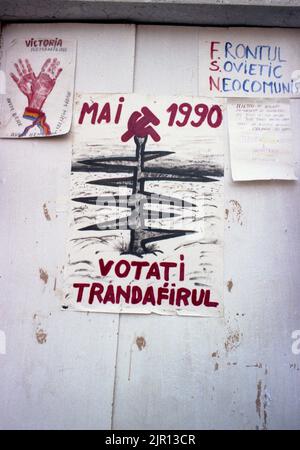 Brasov, Rumänien, April 1990. Nach der antikommunistischen Revolution von 1989 brachen im ganzen Land Proteste gegen die ehemaligen kommunistischen Beamten aus, die sofort die Macht ergriffen hatten. Auf dem zentralen Platz von Brasov verurteilten Plakate und Banner die neue Partei an der Macht, F.S.N. Stockfoto