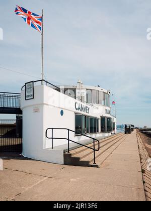 Die modernistische Betonarchitektur des Labworth Cafe befindet sich an der Küste von Canvey Island, Thames Estuary, Essex, England, Großbritannien Stockfoto