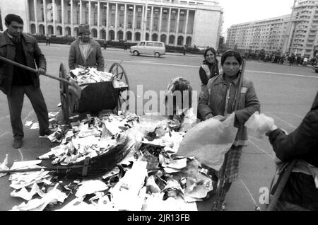 Bukarest, Rumänien, Januar 1990. Hausmeister putzen die Straßen auf dem Victoria Square nach einer Reihe von regierungsfeindlichen Protesten. Stockfoto
