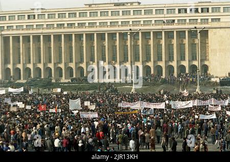 Bukarest, Rumänien, 28. Januar 1990. Einen Monat nach der antikommunistischen Revolution protestieren Anhänger der historischen (rechten) Parteien gegen das neue politische System, das sich hauptsächlich aus ehemaligen kommunistischen Beamten zusammensetzt. Der Protest begann auf dem Piata Victoriei (Siegesplatz), vor dem Siegespalast, der zum Hauptquartier der neuen Partei an der Macht wurde, F.S.N. Stockfoto