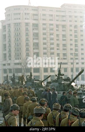 Bukarest, Rumänien, Januar 1990. Armee in Piata Victoriei, vor einem der wichtigsten Regierungsgebäude, dem Victoria Palace, wenige Tage nach der rumänischen Revolution im Dezember 1989. Victoria Palace wurde zum Hauptquartier der neuen Partei an der Macht, F.S.N. Stockfoto