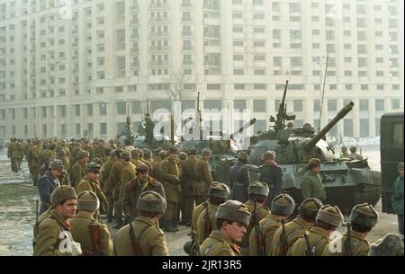 Bukarest, Rumänien, Januar 1990. Armee in Piata Victoriei, vor einem der wichtigsten Regierungsgebäude, dem Victoria Palace, wenige Tage nach der rumänischen Revolution im Dezember 1989. Victoria Palace wurde zum Hauptquartier der neuen Partei an der Macht, F.S.N. Stockfoto