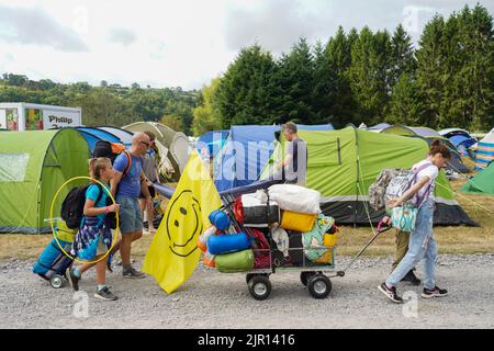 Glanusk Park, Großbritannien. Sonntag, 21. August 2022. Festivalbesucher verlassen das Green man Festival 2022 im Glanusk Park, Brecon Beacons, Wales. Fototermin: Sonntag, 21. August 2022. Bildnachweis sollte lauten: Richard Gray/Alamy Live News Stockfoto