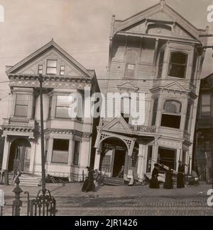 Ein Vintage-Foto aus dem Jahr 1906 von Häusern in der Howard Street, die während des Erdbebens in San Francisco im April 18 1906 beschädigt wurden. Es war eines der tödlichsten Erdbeben in den Vereinigten Staaten. Die Zahl der Todesopfer ist nach wie vor der größte Verlust an Menschenleben durch eine Naturkatastrophe in der Geschichte Kaliforniens Stockfoto