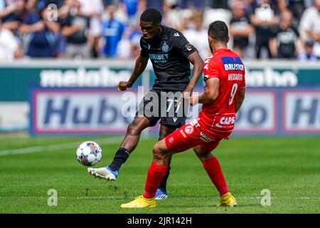 BRUGGES, BELGIEN - 21. AUGUST: Clinton Mata vom Club Brugge KV, Bilral Messaoudi vom KV Kortrijk während des Jupiler Pro League-Spiels zwischen Club Brugge KV und KV Kortrijk am 21. August 2022 im Jan Breydelstadion in Brugges, Belgien (Foto: Joris Verwijst/Orange Picles) Stockfoto