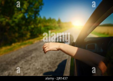 Woman's Hand außerhalb Auto Fenster. Sommerferien Konzept. Stockfoto