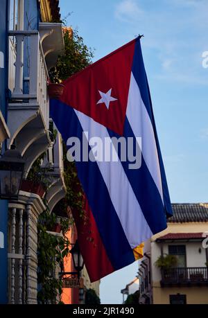 Eine vertikale Aufnahme der Flagge Kubas in der Stadt Cartagena, Kolumbien Stockfoto