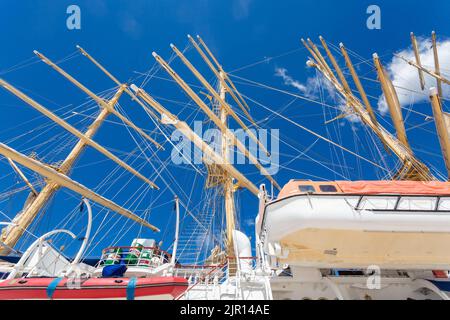 Royal Clipper kam am 21. August 2022 im Hafen von Zadar in Zadar, Kroatien an.inspiriert vom Hochschiff Preussen, hat die Royal Clipper die stolze Auszeichnung, das größte und einzige fünfmastige Vollschiff zu sein, das seit der Markteinführung ihres Vorgängers Anfang des letzten Jahrhunderts gebaut wurde. Das Schiff Royal Clipper ist ein Passagierschiff (Cruise), das 2000 (22 Jahre alt) gebaut wurde und derzeit unter der Flagge von Malta segelt. Foto: Sime ZELIE/PIXSELL Stockfoto