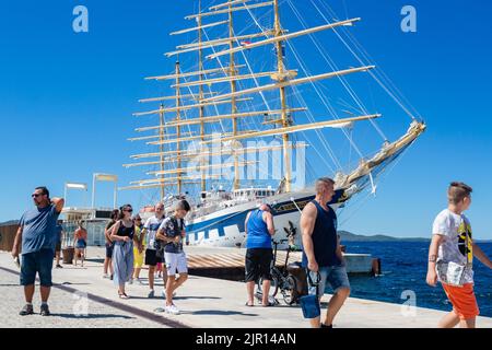 Royal Clipper kam am 21. August 2022 im Hafen von Zadar in Zadar, Kroatien an.inspiriert vom Hochschiff Preussen, hat die Royal Clipper die stolze Auszeichnung, das größte und einzige fünfmastige Vollschiff zu sein, das seit der Markteinführung ihres Vorgängers Anfang des letzten Jahrhunderts gebaut wurde. Das Schiff Royal Clipper ist ein Passagierschiff (Cruise), das 2000 (22 Jahre alt) gebaut wurde und derzeit unter der Flagge von Malta segelt. Foto: Sime ZELIE/PIXSELL Stockfoto