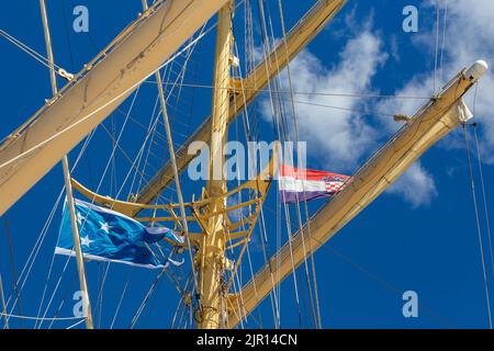 Royal Clipper kam am 21. August 2022 im Hafen von Zadar in Zadar, Kroatien an.inspiriert vom Hochschiff Preussen, hat die Royal Clipper die stolze Auszeichnung, das größte und einzige fünfmastige Vollschiff zu sein, das seit der Markteinführung ihres Vorgängers Anfang des letzten Jahrhunderts gebaut wurde. Das Schiff Royal Clipper ist ein Passagierschiff (Cruise), das 2000 (22 Jahre alt) gebaut wurde und derzeit unter der Flagge von Malta segelt. Foto: Sime ZELIE/PIXSELL Stockfoto