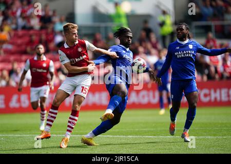 Tommy Conway von Bristol City (links) und Cedric Kipre von Cardiff City kämpfen während des Sky Bet Championship-Spiels am Ashton Gate in Bristol um den Ball. Bilddatum: Sonntag, 21. August 2022. Stockfoto