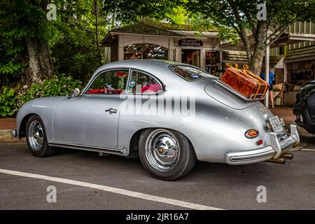 Highlands, NC - 10. Juni 2022: Low-perspective-Heckansicht eines 1957 Porsche 356A Coupé auf einer lokalen Automobilmesse. Stockfoto