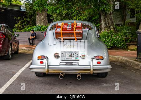 Highlands, NC - 10. Juni 2022: Low Perspective Rückansicht eines 1957 Porsche 356A Coupé auf einer lokalen Auto-Show. Stockfoto
