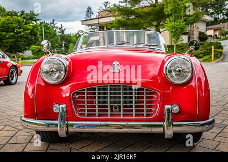 Highlands, NC - 10. Juni 2022: Low Perspective Frontansicht eines 1957 Triumph TR3 Cabriolets auf einer lokalen Automobilmesse. Stockfoto