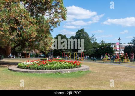 Alton Public Gardens, ein Park in der Marktstadt Hampshire, England, Großbritannien, der an einem Sommertag mit Menschen besetzt ist Stockfoto