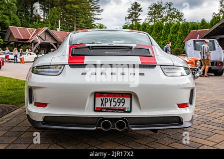 Highlands, NC - 10. Juni 2022: Rückansicht eines Porsche 911 R Coupés aus dem Jahr 2016 auf einer lokalen Automobilausstellung. Stockfoto