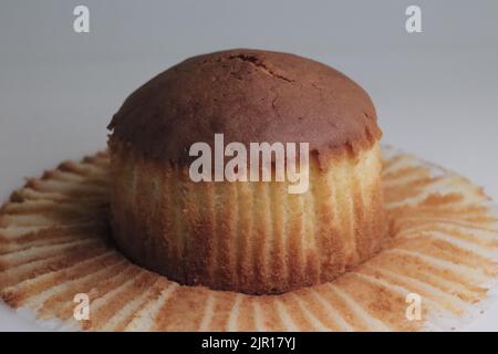 Mawa-Kuchen. Es ist ein reicher und köstlicher Kuchen aus verdunstter getrockneter Milch, Vollmehl, Butter, Milch, Rahm und Zucker. Auf weißem Bac geschossen Stockfoto