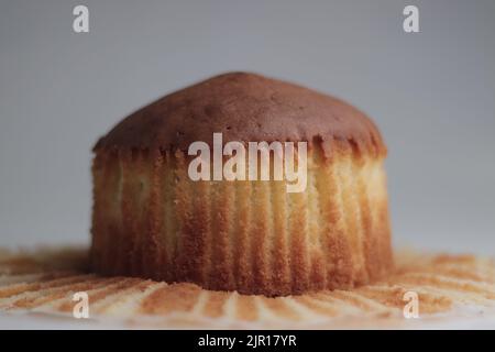 Mawa-Kuchen. Es ist ein reicher und köstlicher Kuchen aus verdunstter getrockneter Milch, Vollmehl, Butter, Milch, Rahm und Zucker. Auf weißem Bac geschossen Stockfoto