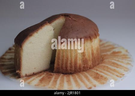 Mawa-Kuchen In Scheiben. Es ist ein reicher und köstlicher Kuchen aus verdunstter getrockneter Milch, Vollmehl, Butter, Milch, Rahm und Zucker. Schuss auf WH Stockfoto