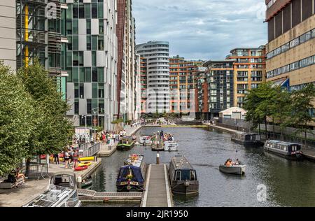 Paddington Basin, ein langes Kanalbecken, umgeben von Apartments, Büros und Restaurants mit Blick auf den Grand Union Canal, Paddington, London Stockfoto