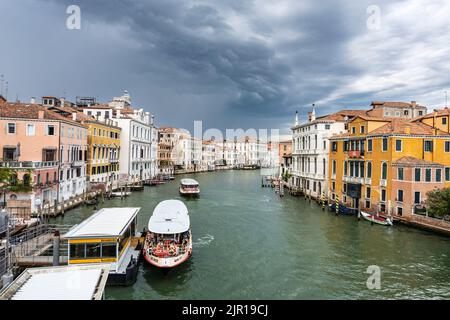 Über dem Canal Grande in der Nähe der Rialtobrücke, Venedig, sammeln sich Sturmwolken Stockfoto