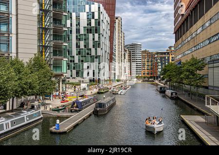 Paddington Basin, ein langes Kanalbecken, umgeben von Apartments, Büros und Restaurants mit Blick auf den Grand Union Canal, Paddington, London Stockfoto