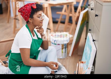 afroamerikanische Künstlerin zeichnet im Kunststudio Stockfoto