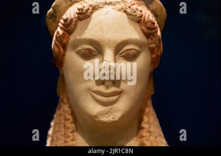 Skulptur eines Mädchens (kore) aus Marmor mit Pigmenten verschiedener Farben. Das antike Objekt ist im Royal Ontario Museum zu sehen Stockfoto