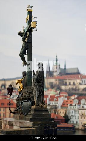 Eine Nahaufnahme der Statue der Kreuzigung Christi auf der Karlsbrücke, Prag, Tschechische Republik Stockfoto