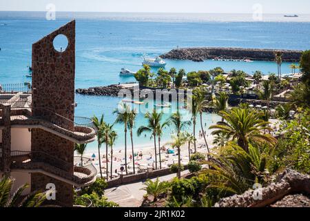 Blick auf den Strand auf Gran Canaria (Kanarische Inseln) mit Palmen, weißem Sandstrand und blauem Meer. Stockfoto