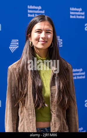 Edinburgh, Schottland, Großbritannien, 21.. August 2022. Edinburgh International Book Festival: Dr. Mya-Rose Craig tritt heute beim Buchfestival auf. Im Alter von 20 Jahren ist sie britisch-bangladeschische Ornithologe, Umweltaktivistin, Diversity-Aktivistin sowie Autorin, Sprecherin und Rundfunkanstalt. Sie wurde die jüngste Person, die die Hälfte der Vögel auf der Welt sah. Sie spricht über Birdgirl, ihre eigene Geschichte, wie ihre Liebe zu diesen Kreaturen ihr Leben geprägt hat. Kredit: Sally Anderson/Alamy Live Nachrichten Stockfoto