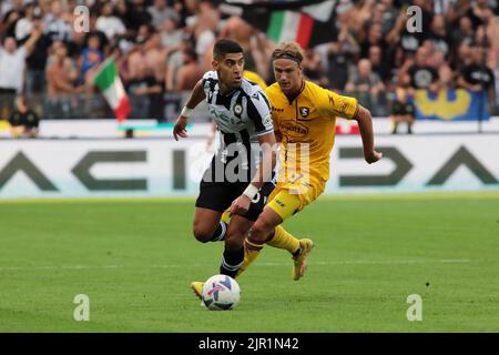 Foto Andrea Bressanutti/LaPresse - 20 agosto 2022 Udine, Italia - Sport, Calcio - Udinese vs Salernitana - Campionato italiano di calcio Serie A Tim 2022/2023 - Stadio Friuli. Nella foto: adam masina Foto Andrea Bressanutti/LaPresse - 20. August 2022 Udine, Italien - Sport, Fußball - Udinese vs Salernitana - Italienische Serie A Fußballmeisterschaft 2022/2023 - Friaul-Stadion. Im Bild: adam masina Stockfoto