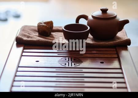 Chinesisches yixing-Tontablett mit Teetablett aus Bambus Stockfoto