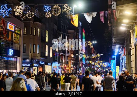 Menschen auf Istiklal Caddesi, Istanbul, Türkei Stockfoto