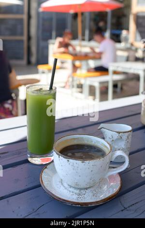 The Funicular Coffee House - Kaffee und Matcha Green Juice - The Parade, Viking Bay Beachfront, Broadstairs, Kent, Großbritannien Stockfoto