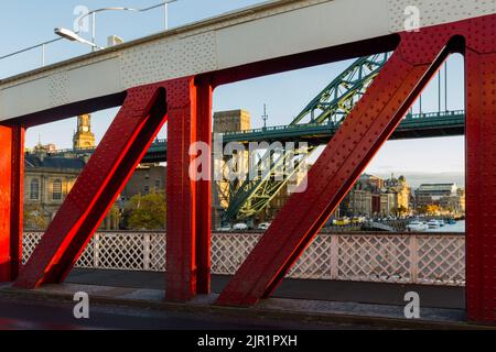 Newcastle upon Tyne's berühmte Tyne Bridge und Quayside durch die Low Level Swing Bridge Stockfoto