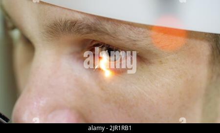 Nahaufnahme des Gesichts, Augentest mit berührungslosen Tonometer, schaukende Sicht, Augeninnendruck in der optischen Klinik, ophthalmilogisches Labor. Hochwertige Fotos Stockfoto