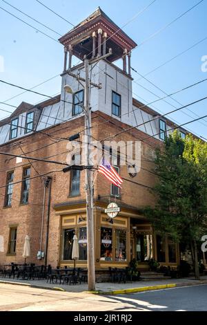 Athens, NY - USA - 4. Aug 2022 Vertikale Ansicht der Crossroads Brewing Company, einer Brauerei und einem Restaurant, das hauseigene Biere und ein neuamerikanisches Menü serviert Stockfoto