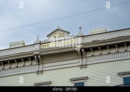 Athens, NY - USA - 4. Aug 2022 Nahaufnahme des Steward House, einem historischen Boutique-Hotel am Ufer von Athen. Stockfoto