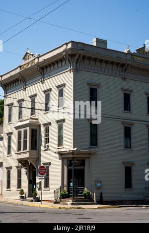 Athens, NY - USA - 4. Aug 2022 Vertikale Ansicht des Eingangs zum Steward House, einem historischen Boutique-Hotel am Ufer von Athen. Stockfoto