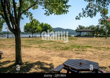 Athens, NY - USA - Aug 4, 2022 Landschaftsansicht des ruhigen Athens Riverfront Park, gelegen an der North Water Street und dem Hudson River. Stockfoto