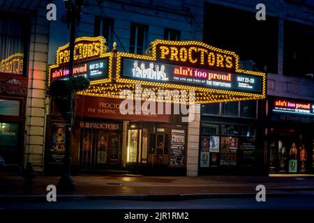 Schenectady, NY - USA - 3. Aug 2022 Horizontale Ansicht des berühmten Procter's Theaters und des ehemaligen Vaudeville Hauses in der Innenstadt von Schenectady. Stockfoto