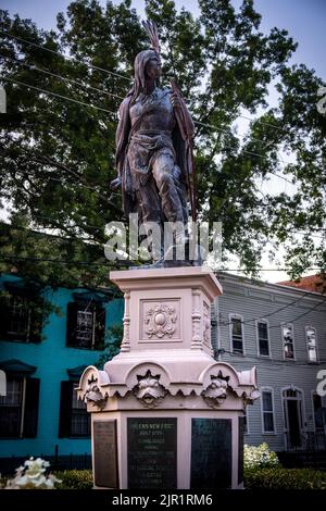 Schenectady, NY - USA - 3. Aug 2022 Vertikale Ansicht der ikonischen Statue von Lawrence dem Inder. Errichtet 1887 an der Kreuzung von Front, Ferry, an Stockfoto