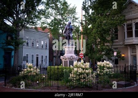 Schenectady, NY - USA - 3. Aug 2022 Horizontale Ansicht der ikonischen Statue von Lawrence dem Inder. Errichtet 1887 an der Kreuzung von Front, Ferry, Stockfoto