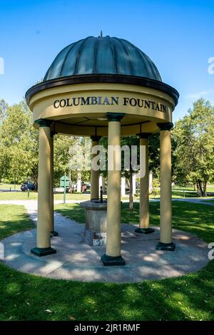Saratoga Springs, NY - USA - Aug 3, 2022 Ein vertikaler Blick auf den historischen kolumbianischen Brunnen mit seinem ikonischen Kuppelpavillon. Es liegt in Congress Par Stockfoto