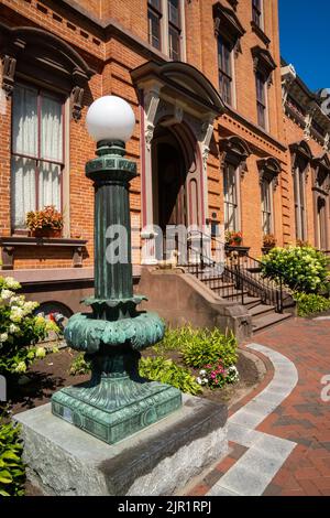 Saratoga Springs, NY - USA - Aug 3, 2022 Eine vertikale Nahaufnahme des historischen Canfield Casino, im Congress Park gelegen. Gelistet in der National Reg Stockfoto