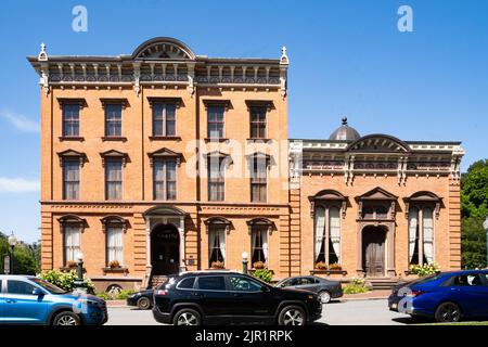 Saratoga Springs, NY - USA - Aug 3, 2022 Ein Landschaftsblick auf das historische Canfield Casino, das sich im Congress Park befindet. Gelistet in der National Regis Stockfoto