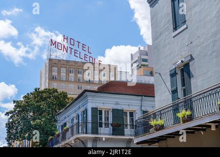 NEW ORLEANS, LA, USA - 20. AUGUST 2022: Blick auf das Dachschild des Hotel Monteleone und die umliegenden Gebäude im French Quarter Stockfoto