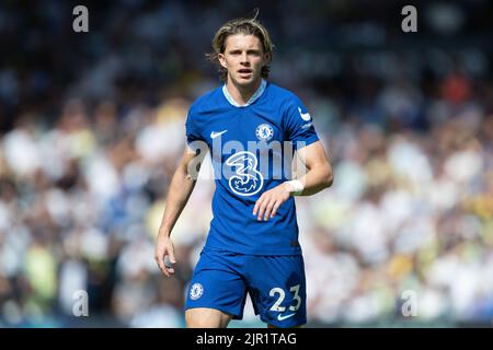 Leeds, Großbritannien. 21. August 2022. Conor Gallagher #23 von Chelsea während des Spiels in Leeds, Vereinigtes Königreich am 8/21/2022. (Foto von James Heaton/News Images/Sipa USA) Quelle: SIPA USA/Alamy Live News Stockfoto